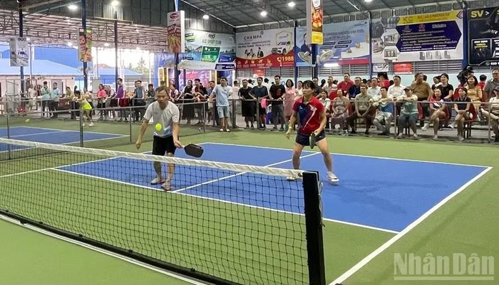 Các trận giao lưu diễn ra sôi nổi dưới sự cổ vũ nhiệt tình của khán giả. (Ảnh: DUY TOÀN)