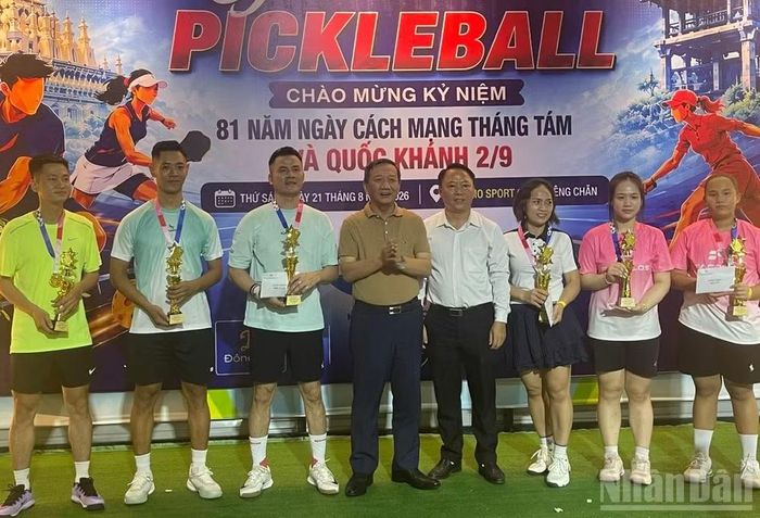 Ban Tổ chức trao giải cho các cặp đôi. (Ảnh: DUY TOÀN)