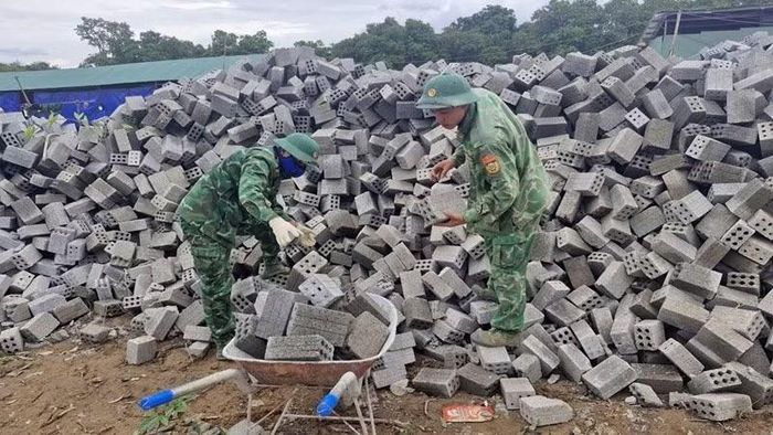 Việc hỗ trợ xây dựng trường học biên giới không chỉ là nhiệm vụ chính trị, mà còn xuất phát từ trái tim của mỗi người lính mong cho con em bà con khu vực biên giới sớm có chỗ học ổn định, đàng hoàng. (Ảnh: THANH BÌNH)