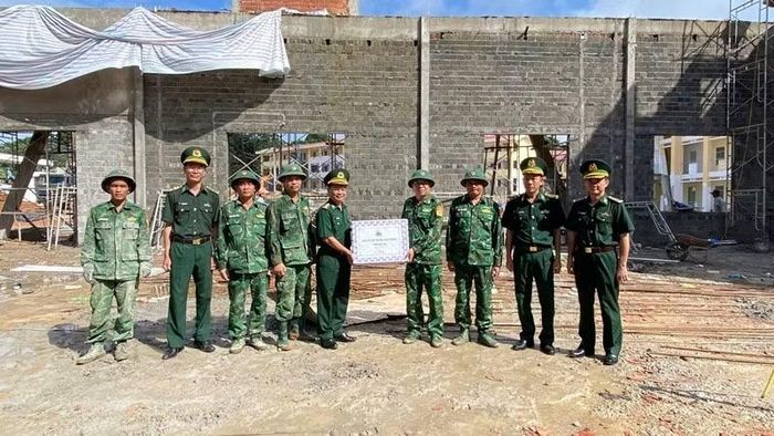 Đoàn công tác tặng quà động viên cán bộ, chiến sĩ Đồn Biên phòng Ia Púch cố gắng hoàn thành tốt nhiệm vụ được giao. (Ảnh: THANH BÌNH)
