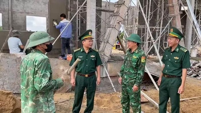 Đại tá Đoàn Ngọc Báu, Chính ủy Bộ đội Biên phòng tỉnh Gia Lai (thứ hai, từ trái sang phải) thăm hỏi, động viên cán bộ, chiến sĩ Đồn Biên phòng Ia Púch làm nhiệm vụ hỗ trợ xây dựng trường học trên địa bàn xã. (Ảnh: THANH BÌNH)