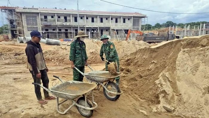Cán bộ, chiến sĩ Bộ đội Biên phòng Ia Púch hỗ trợ xây dựng trường học trên địa bàn. (Ảnh: THANH BÌNH)