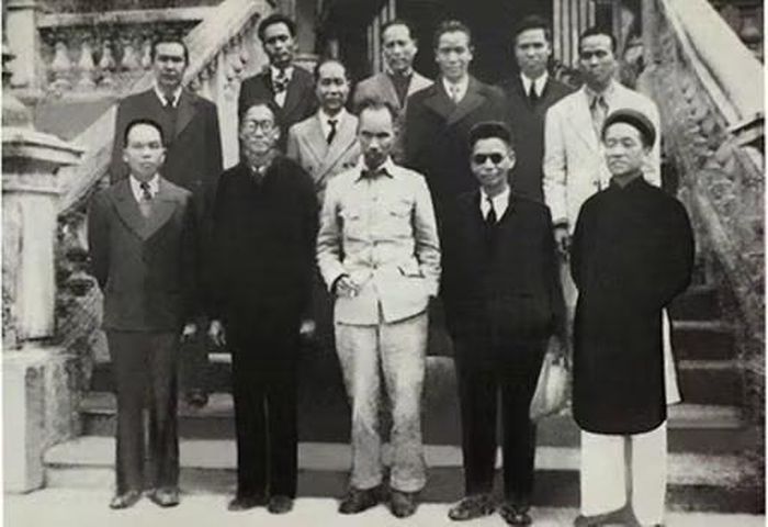 Chủ tịch Hồ Chí Minh và các thành viên Hội đồng Chính phủ lâm thời nước Việt Nam Dân chủ Cộng hòa ra mắt sau phiên họp đầu tiên, sáng 3/9/1945. (Ảnh tư liệu TTXVN)