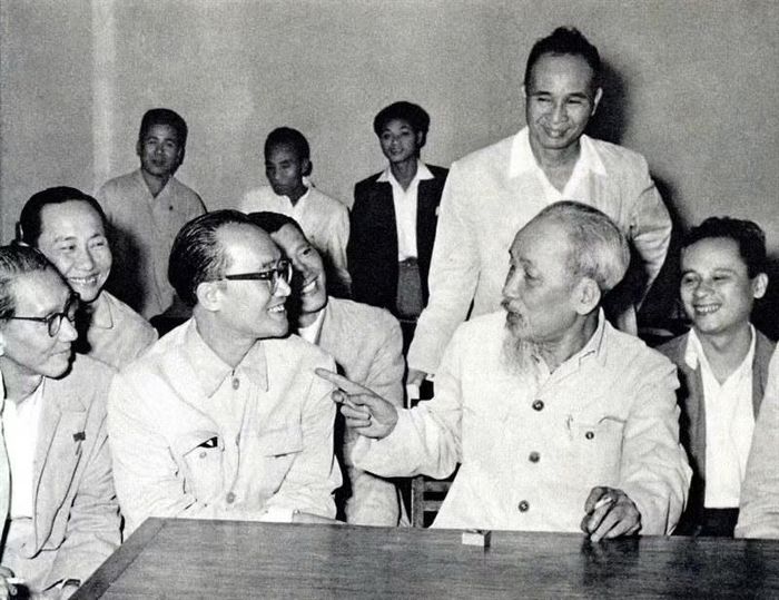 Bác Hồ nói chuyện thân mật với các đại biểu trí thức dự Hội nghị chính trị đặc biệt, tháng 3-1964. (Ảnh tư liệu TTXVN)