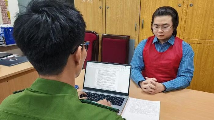 Đối tượng Phạm Tuấn tại cơ quan công an. (Ảnh: Công an Hà Nội)
