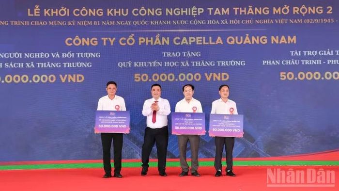 Chủ đầu tư Dự án Khu công nghiệp Tam Thăng mở rộng 2 trao hỗ trợ cho các địa phương. (Ảnh: QV)