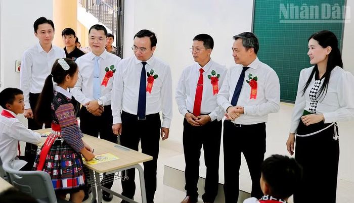 Các đồng chí lãnh đạo tỉnh, sở, ngành thăm các phòng học của Trường phổ thông nội trú Tiểu học và Trung học cơ sở tại xã Yên Sơn.(Ảnh: QUỐC TUẤN)