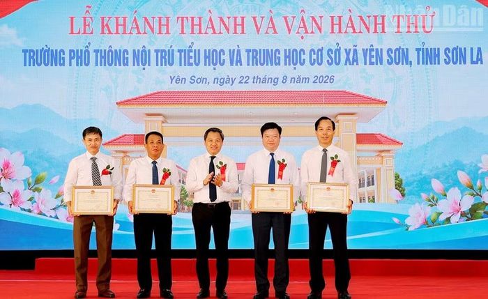 Đồng chí Nguyễn Đình Việt, Chủ tịch Ủy ban nhân dân tỉnh Sơn La tặng Bằng khen cho các cá nhân có thành tích trong xây dựng trường. (Ảnh: QUỐC TUẤN)