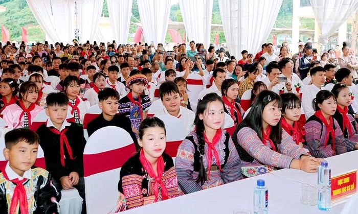 Đông đảo học sinh là con em các dân tộc trên địa bàn tham dự lễ thành và vận hành thử Trường phổ thông nội trú Tiểu học và Trung học cơ sở tại xã Yên Sơn. (Ảnh: QUỐC TUẤN)