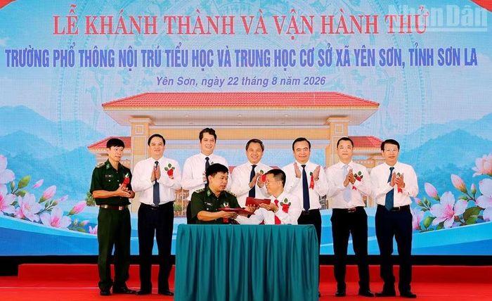 Đồn Biên phòng Chiềng On tổ chức kết nghĩa và ký kết quy chế phối hợp Trường phổ thông nội trú Tiểu học và Trung học cơ sở xã Yên Sơn﻿. (Ảnh: QUỐC TUẤN)