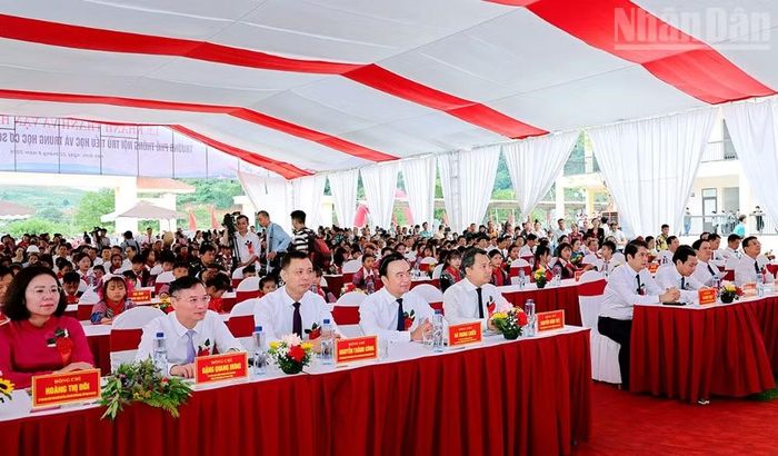 Các đại biểu tại lễ khánh thành và vận hành thử Trường phổ thông nội trú Tiểu học và Trung học cơ sở tại xã Yên Sơn. (Ảnh: QUỐC TUẤN)