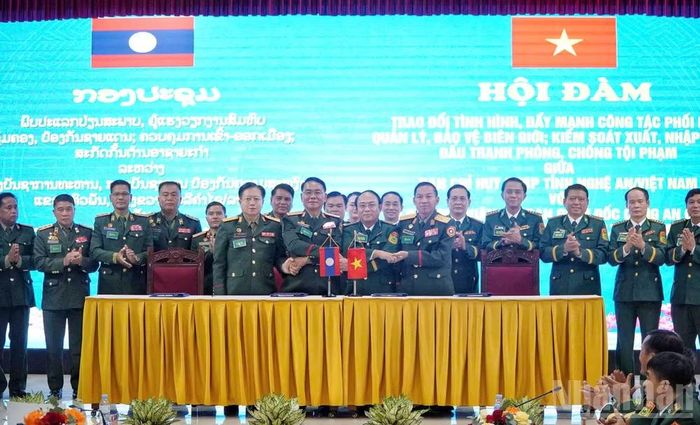 Ban Chỉ huy Bộ đội Biên phòng tỉnh Nghệ An (Việt Nam) với Bộ Chỉ huy Quân sự 3 tỉnh Houaphan, Xiengkhuang, Bolikhamsai ký Bản ghi nhớ. (Ảnh: Đình Phượng)