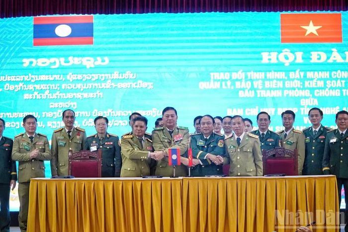 Ban Chỉ huy Bộ đội Biên phòng tỉnh Nghệ An (Việt Nam) với Ban giám đốc Công An 3 tỉnh Houaphan, Xiengkhuang, Bolikhamsai ký Bản ghi nhớ. (Ảnh: Đình Phượng)