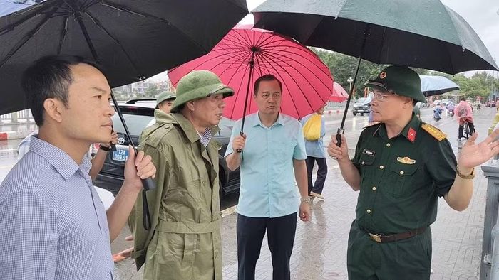 Lãnh đạo Sở Nông nghiệp và Môi trường Lạng Sơn, lãnh đạo phường Đông Kinh và lãnh đạo Bộ Chỉ huy quân sự tỉnh Lạng Sơn có mặt tại các điểm ngập úng để kiểm tra. (Ảnh: QSLS)