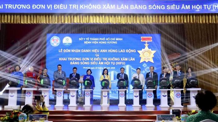 Các đại biểu khai trương Đơn vị điều trị không xâm lấn bằng sóng siêu âm hội tụ (HIFU). (Ảnh: Bệnh viện cung cấp)