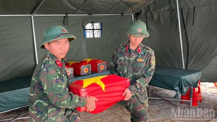 Lực lượng tham gia thực hiện các công việc được giao nghiêm túc và trang trọng. (Ảnh: ĐAM TRỌNG)