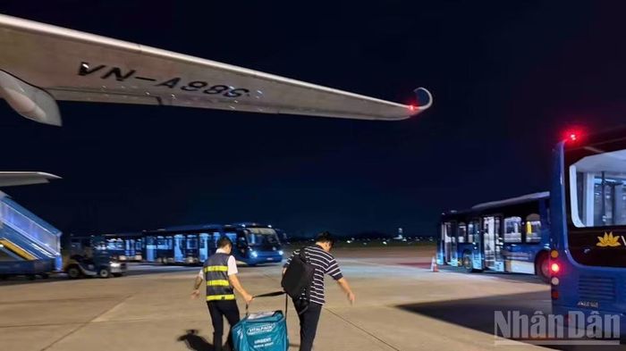 Mỗi chặng vận chuyển tạng là một cuộc chạy đua với thời gian, đòi hỏi sự phối hợp chặt chẽ giữa các đơn vị. (Ảnh: TRUNG PHONG)
