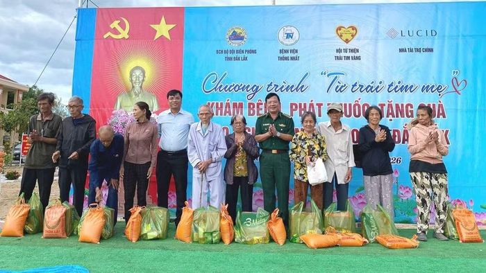 Đại diện các đơn vị trao quà tặng người dân có hoàn cảnh khó khăn xã Ô Loan. (Ảnh: Ngũ Tố)