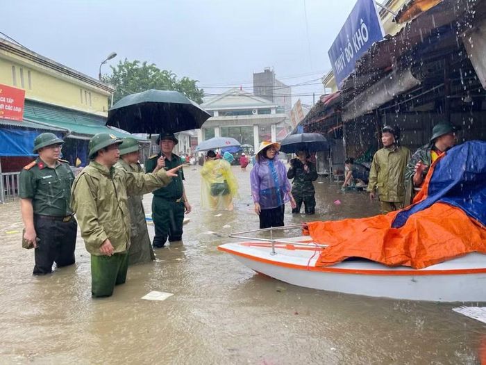 Lãnh đạo Công an tỉnh Lạng Sơn trực tiếp có mặt chỉ đạo các lực lượng cứu hộ. (Ảnh: CALS)