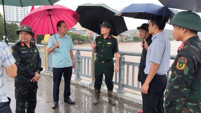 Lãnh đạo Bộ Chỉ huy Quân sự tỉnh Lạng Sơn đi kiểm tra tình hình mưa ngập tại các điểm trên địa bàn phường Đông Kinh. (Ảnh: QSLS)