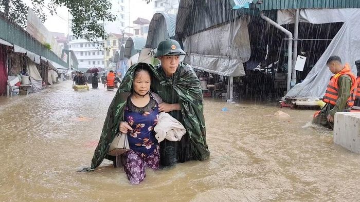 Lực lượng quân sự Lạng Sơn hỗ trợ bà con tiểu thương chợ Giếng Vuông. (Ảnh: QSLS)