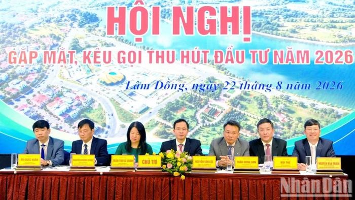 Đại diện lãnh đạo các phường trên địa bàn Đà Lạt và xã Lạc Dương chủ trì hội nghị. (Ảnh: Mai Văn Bảo)