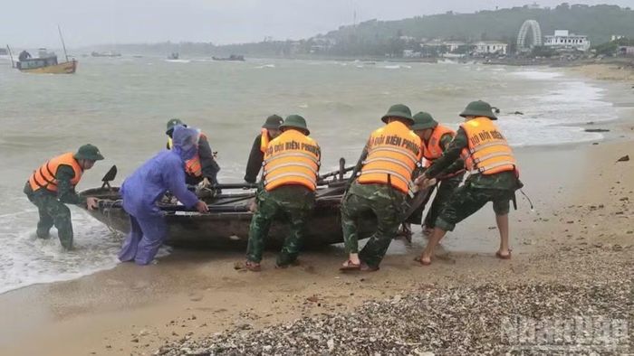 Cán bộ, chiến sĩ Đồn Biên phòng Bạch Long Vĩ hỗ trợ ngư dân di chuyển phương tiện lên bờ tránh trú bão.