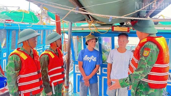 Lực lượng biên phòng tích cực hướng dẫn cho ngư dân bảo đảm an toàn cho người, phương tiện và duy trì thông suốt thông tin liên lạc.