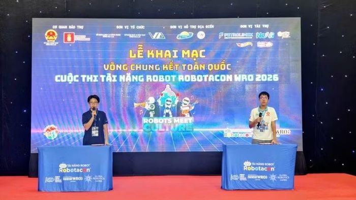 Đại diện các đội thi tuyên thệ trước khi thi đấu. (Ảnh: Lương Tùng)