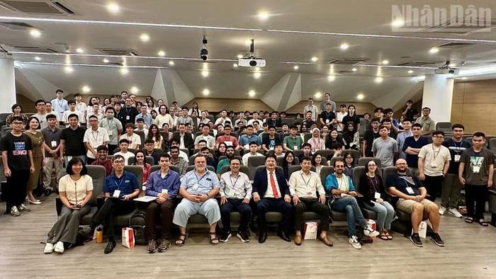 Các đại biểu, học viên và các nhà nghiên cứu tham dự chương trình.