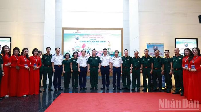 Đại tướng Nguyễn Trọng Nghĩa, Ủy viên Bộ Chính trị, Bí thư Trung ương Đảng, Ủy viên Thường vụ Quân ủy Trung ương, Chủ nhiệm Tổng cục Chính trị Quân đội nhân dân Việt Nam cùng các đại biểu tại cuộc thi.
