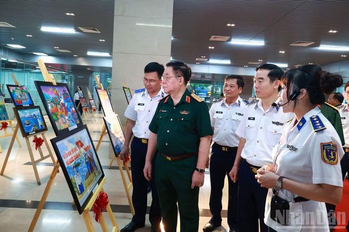 Đại tướng Nguyễn Trọng Nghĩa cùng các đại biểu tham quan triển lãm tranh và ảnh tại cuộc thi.