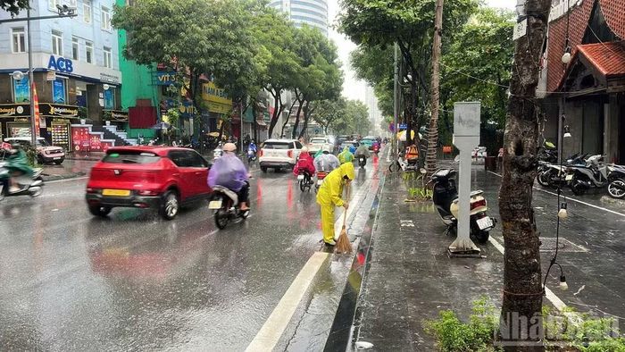 Dù mưa lớn từ sáng 22/8 nhưng đường phố Hà Nội không hề bị ngập nước.