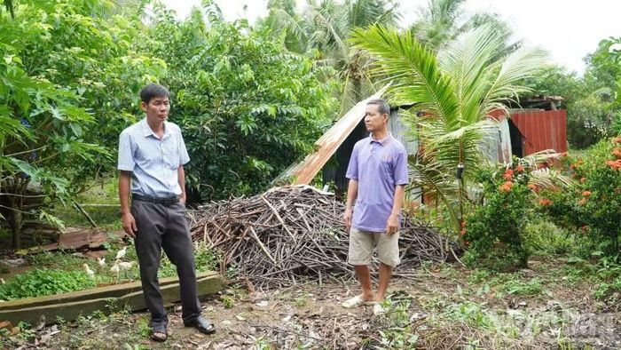 Khoảng 2/3 diện tích đất của gia đình nằm trong phạm vi thực hiện công trình dự án tuyến đường tỉnh 925B. (Ảnh: VĂN ÚT)