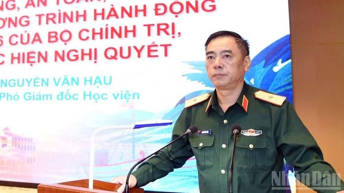 Thiếu tướng Nguyễn Văn Hậu, Phó Giám đốc Học viện Lục quân quán triệt chuyên đề về "Xây dựng xã hội kỷ cương, an toàn, văn minh, hài hòa, phát triển” tại hội nghị. (Ảnh: Mai Văn Bảo)