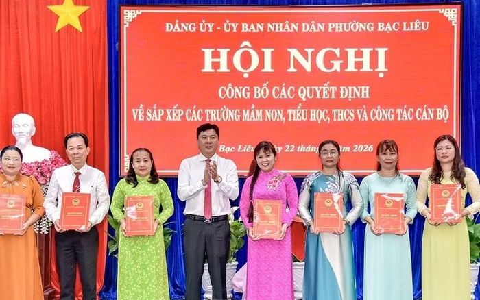 Chủ tịch Ủy ban nhân dân phường Bạc Liêu Lê Việt Xô trao quyết định bổ nhiệm viên chức quản lý các trường học trên địa bàn phường. (Ảnh: TRỌNG DUY)