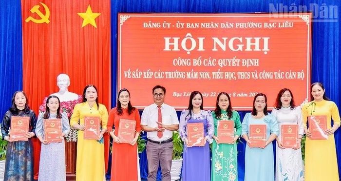 Đồng chí Trương Công Điện, Phó Bí thư Thường trực Đảng ủy phường Bạc Liêu, trao quyết định cho viên chức quản lý các trường của phường. (Ảnh: TRỌNG DUY)