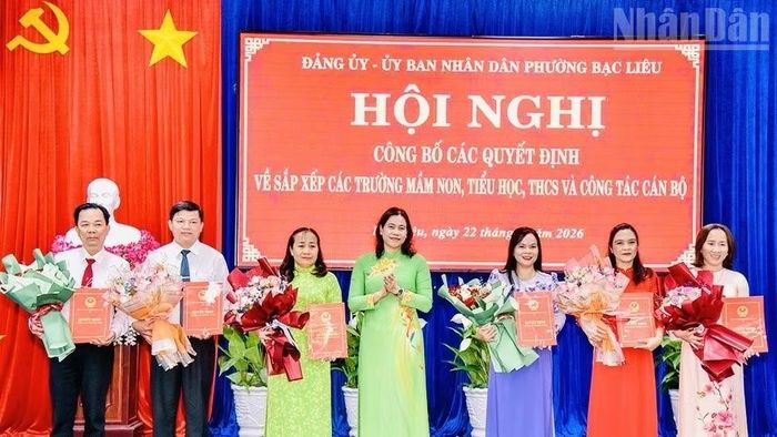 Lãnh đạo Đảng ủy phường Bạc Liêu trao quyết định cho lãnh đạo các trường sau sáp nhập. (Ảnh: TRỌNG DUY)