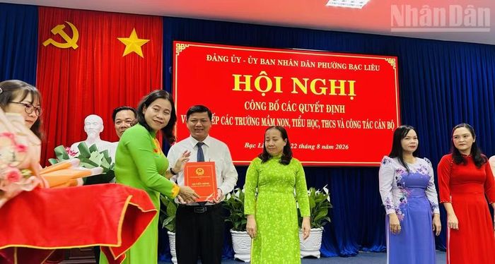 Đồng chí Tô Việt Thu, Ủy viên Ban Thường vụ Tỉnh ủy, Bí thư Đảng ủy, Chủ tịch Hội đồng nhân dân phường Bạc Liêu trao quyết định thành lập các trường sau sắp xếp. (Ảnh: TRỌNG DUY)