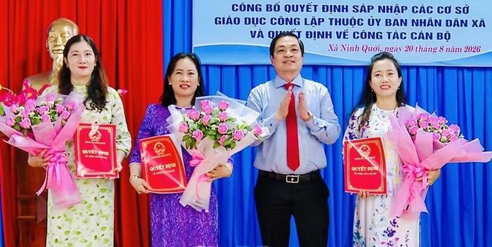 Đồng chí Huỳnh Chí Nguyện, Phó Chủ tịch Ủy ban nhân dân tỉnh Cà Mau trao quyết định cho lãnh đạo một số trường học tại xã Ninh Quới.
