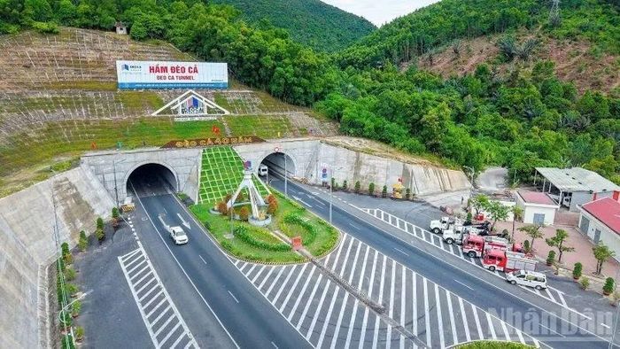 Hầm đường bộ qua Đèo Cả. (Ảnh: TRANG LIÊN)