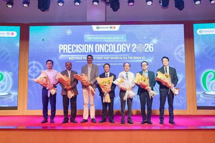 Các chuyên gia trong lĩnh vực ung bướu, y học hạt nhân và xạ trị, gồm bốn chuyên gia Việt Nam và hai chuyên gia đến từ Ấn Độ tham gia hội thảo.