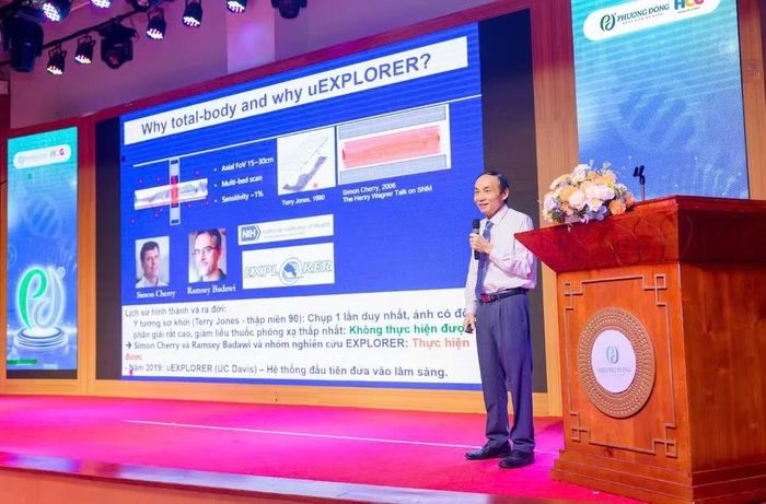 Giáo sư, Tiến sĩ, Thầy thuốc nhân dân Mai Trọng Khoa, nguyên Phó Giám đốc Bệnh viện Bạch Mai, nguyên Giám đốc Trung tâm Y học hạt nhân và Ung bướu, Bệnh viện Bạch Mai trình bày tham luận.