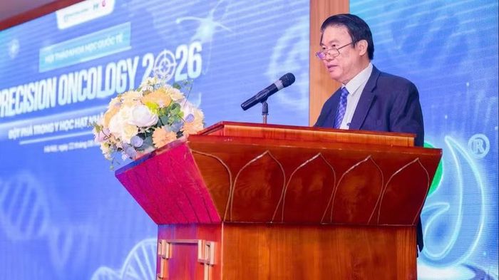 Thầy thuốc Ưu tú, Phó Giáo sư, Tiến sĩ, bác sĩ cao cấp Trần Đình Hà, Phó Giám đốc Bệnh viện đa khoa Phương Đông phát biểu tại hội thảo. (Ảnh: BVCC)