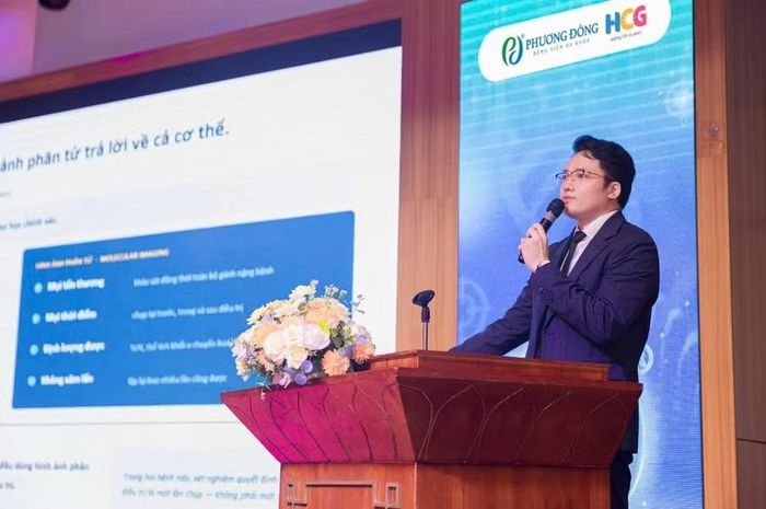 Thạc sĩ, bác sĩ Nguyễn Duy Anh, Phó Giám đốc Trung tâm Ung bướu, Xạ trị và Y học hạt nhân quốc tế, Bệnh viện đa khoa Phương Đông trình bày tham luận tại hội thảo.