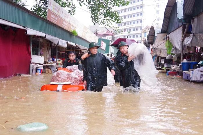 Trong thiên tai, lực lượng quân sự tỉnh Lạng Sơn đóng vai trò quan trọng trong công tác cứu nạn, cứu hộ. (Ảnh: QSLS)