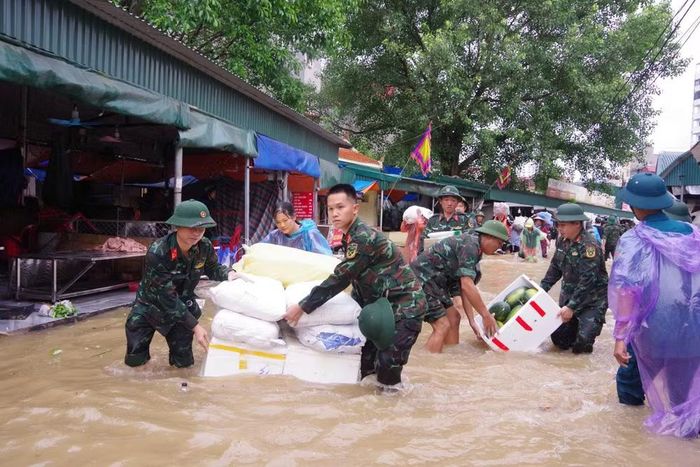 Số lượng lớn hàng hóa tại chợ Giếng Vuông đã được lực lượng quân sự di chuyển đến nơi an toàn. (Ảnh : QSLS)