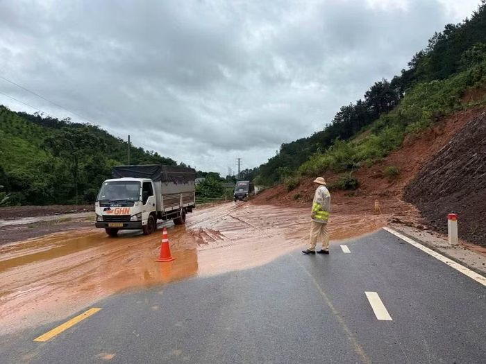 Lực lượng Cảnh sát giao thông điều phối phương tiện tại khu vực bị sạt lở. (Ảnh: Công an Lạng Sơn)