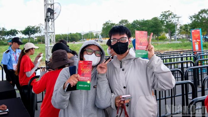 Sau thời gian chờ đợi, những tấm vé được trao tận tay khán giả. Nhiều bạn trẻ nhanh chóng lưu giữ khoảnh khắc đặc biệt này bằng những bức ảnh cùng bạn bè.