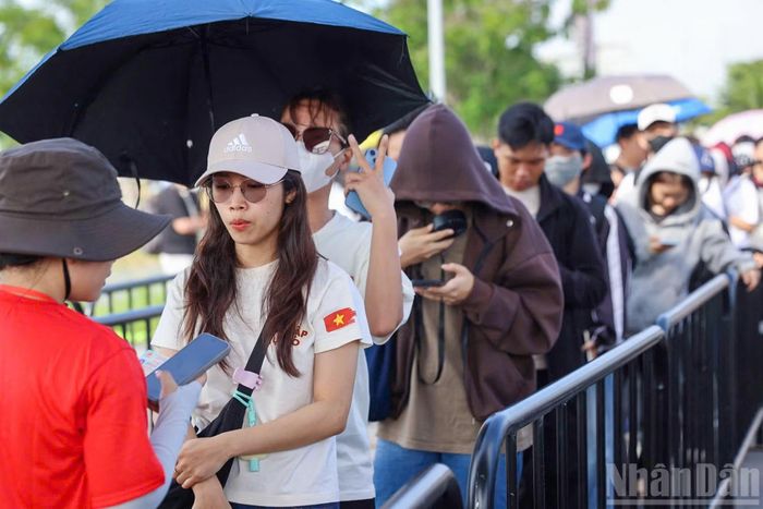  Bất chấp thời tiết nắng nóng, nhiều bạn trẻ kiên nhẫn xếp hàng, chờ đến lượt nhận vé. Không khí tại khu vực phát vé luôn sôi động với những nhóm bạn trò chuyện, chụp ảnh và chia sẻ sự háo hức trước ngày diễn ra chương trình.﻿ 